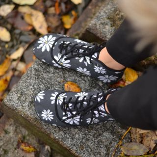 Sedmikrásky. V listopadu. Na zimních keckách. „Ale Eli, proč dáváš kytičky na boty do zimy, to je přece úplná kravina?!“ 😈...