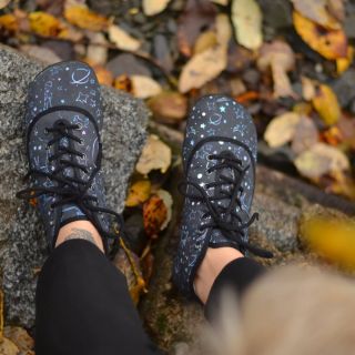 „Boty na zimu… a jsou na nich hvězdy? A planety? Liška? Růže?? To jako vážně?“ Ano. Vážně. Protože v RebEli světě je úplně...