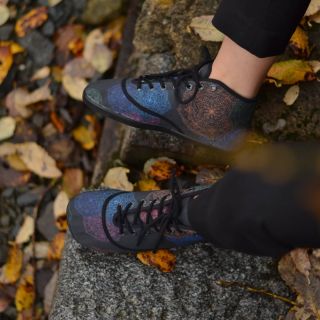 „Mandalový vzor? V zimě???“ Jasně. Protože když se kolem tebe všechno točí, je dobrý mít na nohách něco, co ti ten vesmír...